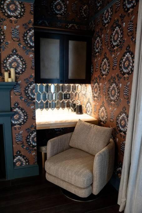 The Gas Lamp - Latimer Apartment *