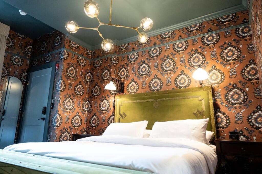 The Gas Lamp - Latimer Apartment Philadelphia